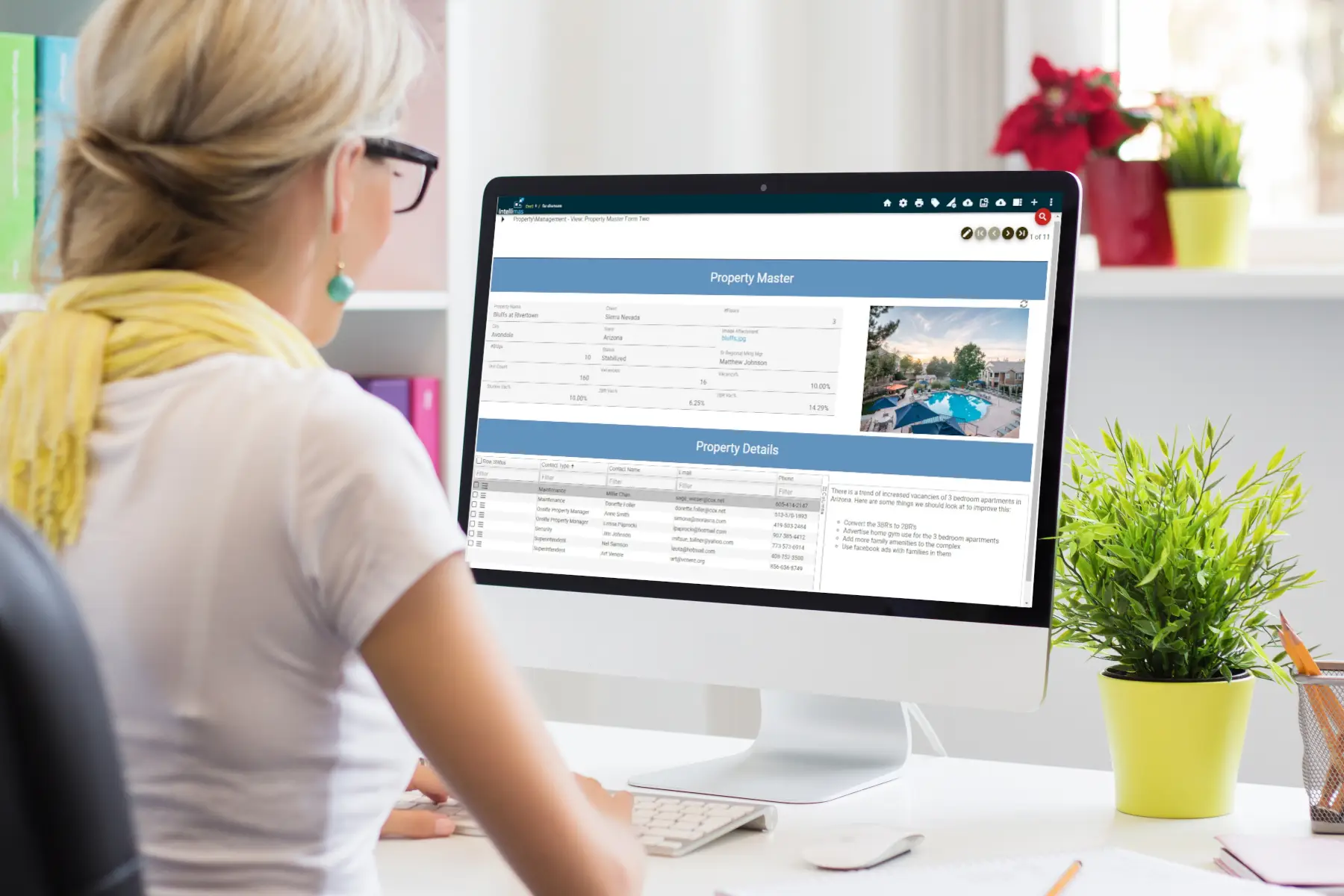 Woman using Intellimas